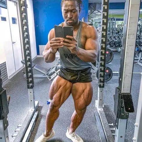 黑人男子痴迷练腿负重深蹲达210kg个人认为这样的肌肉太恶心(图3)